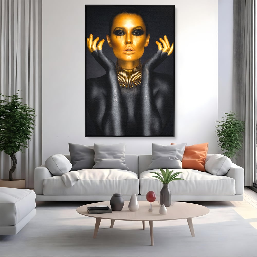 Tablou canvas cu tablou portret femeie aurie, in rama de aluminiu negru, pe perete intr-un living
